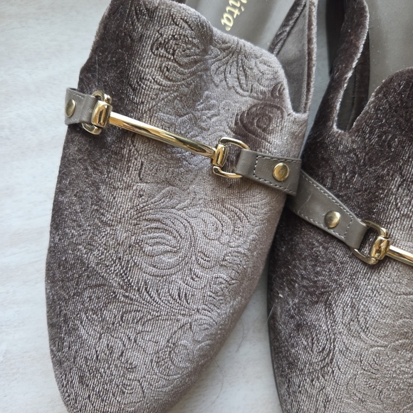 Bella Vita Women's Bab's Taupe Gray  Embossed Velvet Fairy Slip On Mules. Sz 10W - Picture 5 of 7
